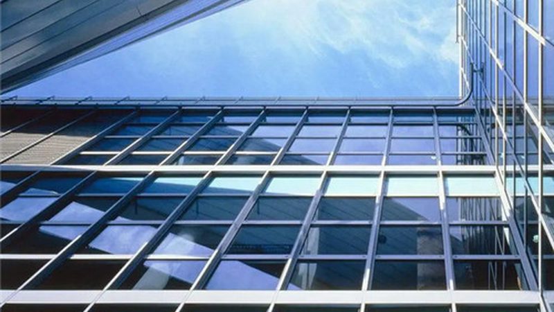 全玻幕墙与半隐框幕墙：解析其特点与选择要点